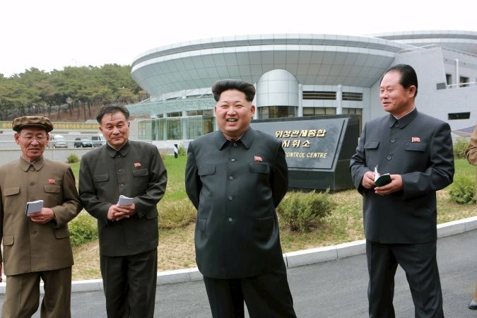 Лидер КНДР Ким Чен Ын посетил новый центр контроля и управления полетами спутников - ảnh 1